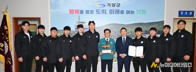 정종복 기장군수(오른쪽 여섯번째)가 기장갈매기 씨름단과 제 80회 전국씨름선수권대회 단체전 우승 기념촬영을 하고 있다.