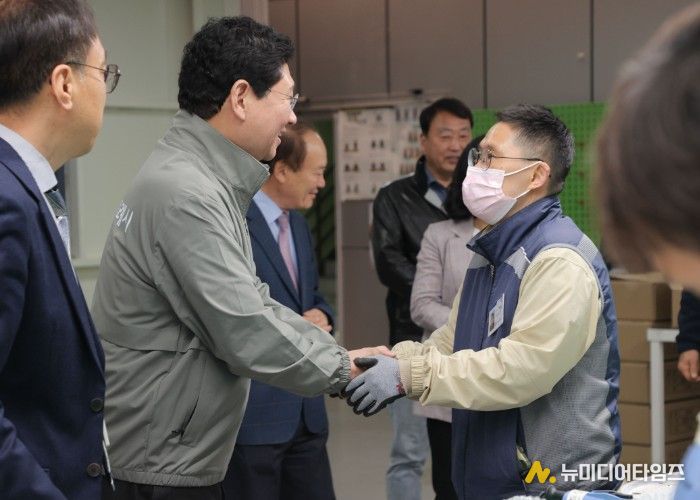 이상일 용인특례시장이 10일 성만원을 방문해 관계자들과 인사를 나누고 있다