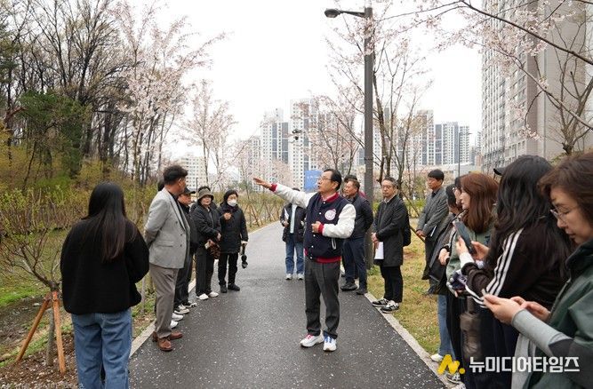10일 오후 이현재 하남시장과 관계 부서 공무원, 감일총연합회 및 각 단지 입주자대표회의 관계자 등 시민 약 20명이 참석한 가운데 감일지구 현장점검이 진행되고 있다.