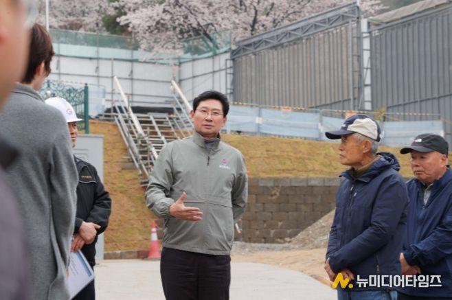 이상일 용인특례시장이 10일 처인구 양지읍 아파트 신축공사장을 찾아 현장을 점검하고 있다.