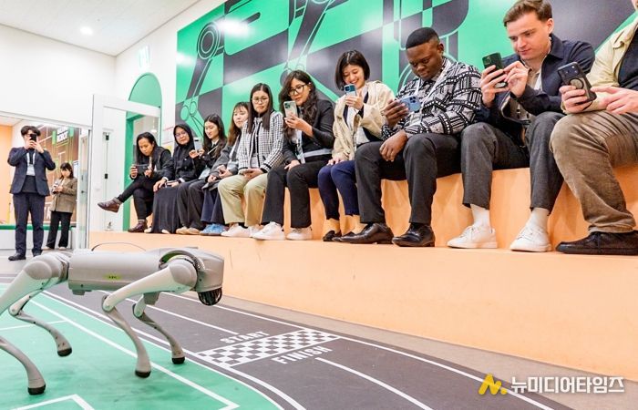 강아지 로봇을 체험하는 모습