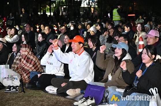오세훈 서울시장이 10일(금) 영등포구 여의도한강공원에서 열린 '2026 서울스프링페스티벌'에서 시민들과 함께 '한강 드론라이트쇼'를 관람하고 있다.