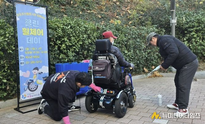 마포보장구수리센터를 운영하며 이동 보장구를 점검·수리하고 있다.