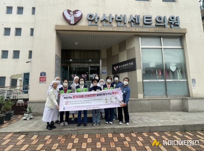 상록수보건소에서 안산빈센트병원과 연계해 11일 외국인 대상 '찾아가는 말라리아 신속진단 검사'를 진행하고 기념촬영을 하고 있다.