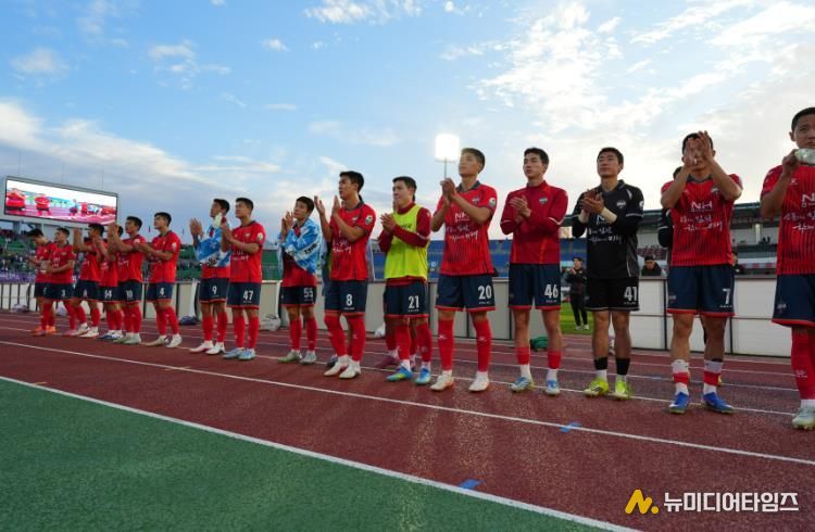 4월 12일 안양전 홈경기에서 김천상무 선수단이 경기 후 홈관중에게 인사하고 있다