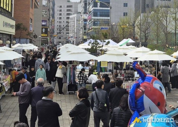 지난 10일부터 12일까지 소하 상업지구 및 한내천 일대(금하로 472)에서 사회연대경제 나눔장터 '자라라마켓'을 진행하고 있다.