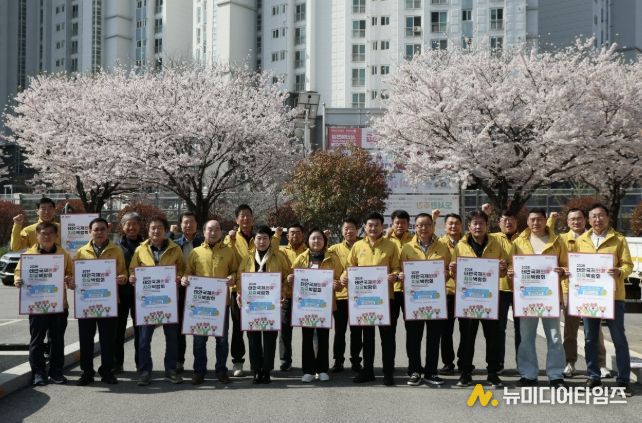 지난 13일 화장실 개선사업 중인 범군민지원협의회 모습
