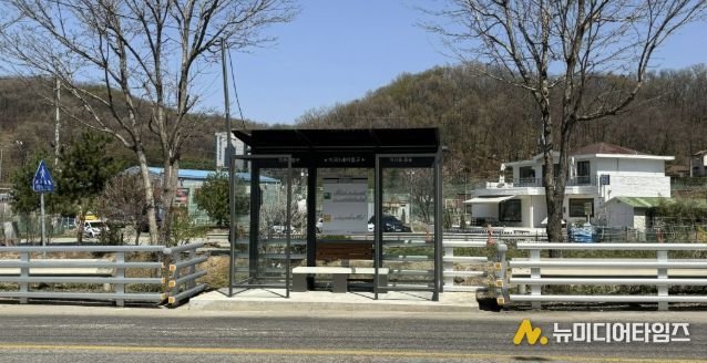 승강장 시설과 온열 의자가 설치된 지곡1새마을교 버스 정류장