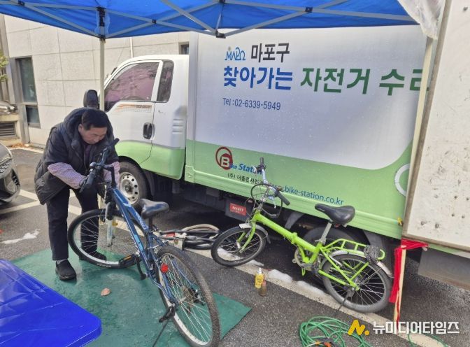 마포구 ‘찾아가는 자전거 수리센터’에서 자전거를 수리하고 있다.
