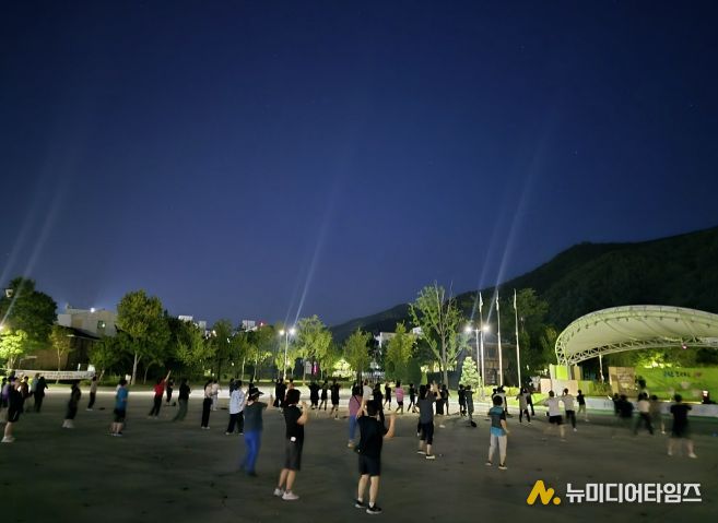 홍천군, 주민과 함께하는 야외 건강 체조 프로그램 '7시에 만나요, 오늘도 체조하 숲!' 운영