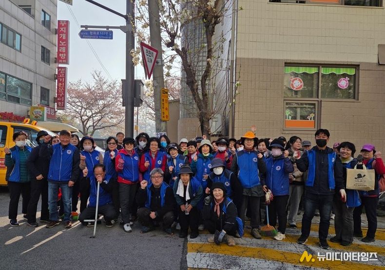 의정부시 호원1동 통장협의회, 여름철 침수 예방 위한 '빗물받이 일제 정비' 실시