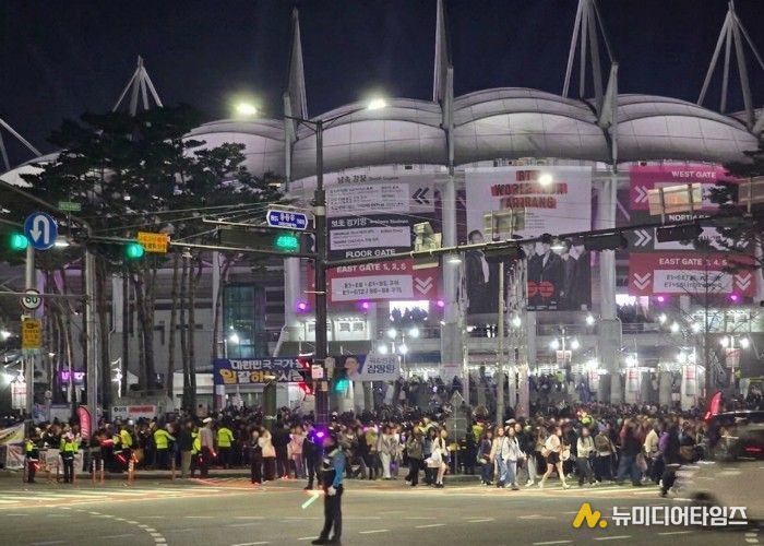 ‘BTS 월드투어 아리랑 인 고양‘ 종료 후 관객들이 순차적으로 퇴장하고 있다.