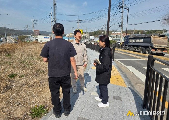 최병주 효행구청장이 삼천병마로 일원 집중관리구역에서 도로변 잡초 및 쓰레기 등 환경 저해 요소를 살피며 현장 점검을 실시하고 있다