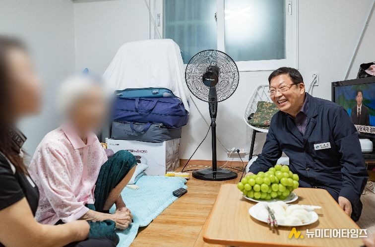 어르신 가구를 방문해 의견을 청취하고 있는 김경호 광진구청장