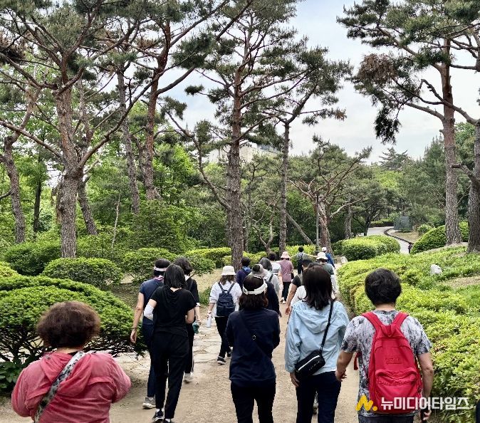 용산구민들이 남산공원 일대를 걸으며 걷기 활동에 참여하고 있다.