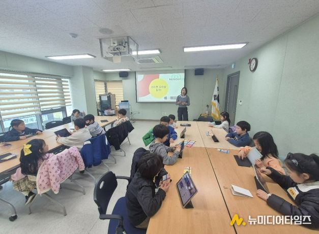 구로미래인재 로봇코딩 프로젝트 1기 초등학교 1·2학년 학생들이 카미봇 프로그램 수업을 듣고 있다.