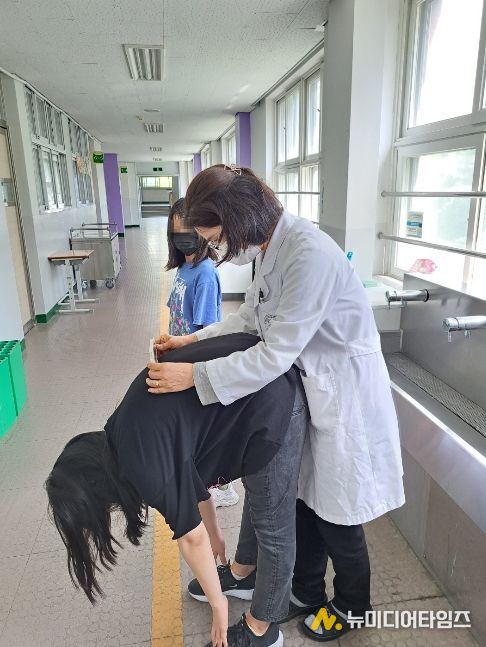 척추측만증 검진을 받고 있는 모습