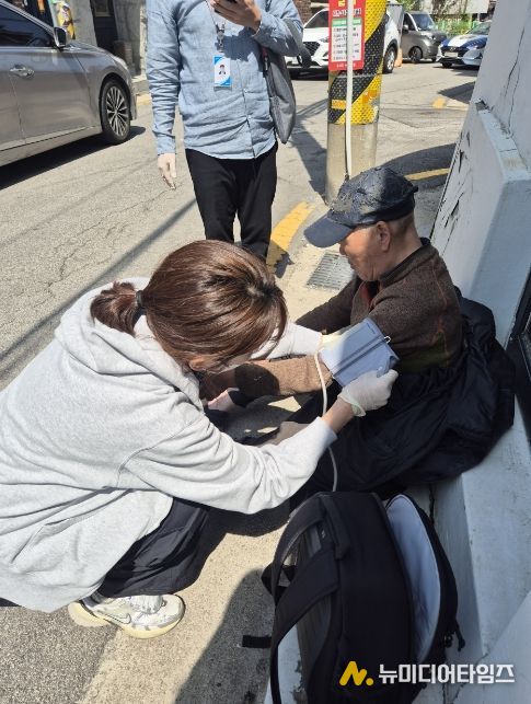 장위1동 주민센터 간호사가 뇌졸중이 의심되는 어르신의 상태를 확인하고 있다