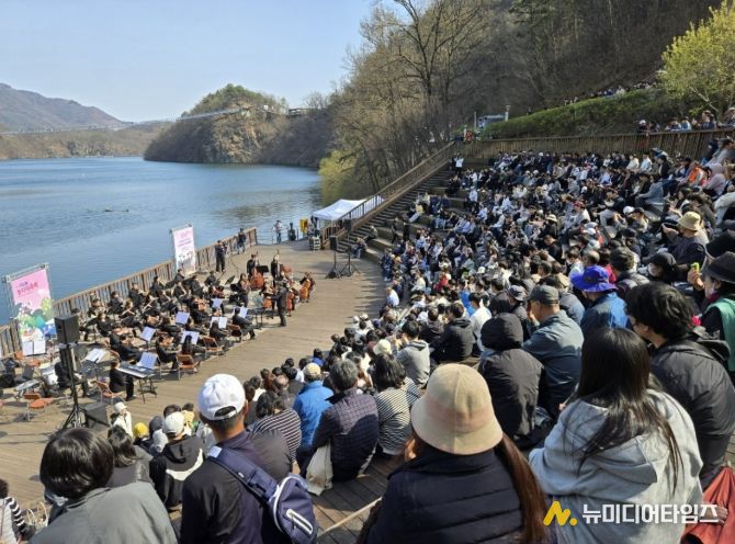 생거진천문화재단 기획 무대(군립교햑안단 공연)