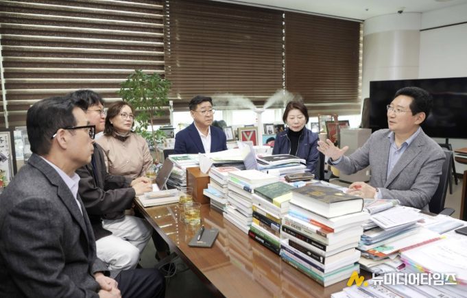 용인특례시 수지구 동천동 공동주택 7곳의 입주자대표회의 주민들은 14일 시청을 방문해 대중교통 개선을 건의했다