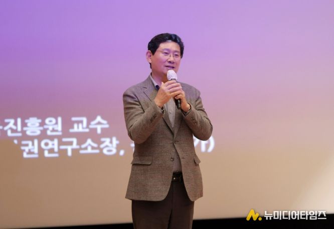 14일 시청 에이스홀에서 이상일 시장이 교육에 앞서 인사말을 하고 있다