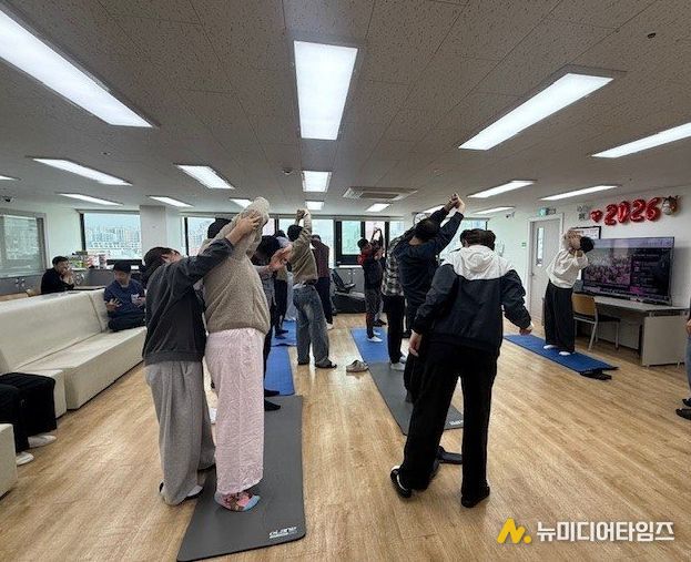 장애인복지시설 이용자들이 맞춤형 운동 프로그램에 참여하고 있다.