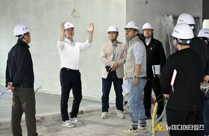 이민근 안산시장(왼쪽 두번째) 14일 '안산 공동체 복합시설' 건립공사 현장을 방문해 사업진행 상황과 안전관리 실태를 점검하고 있다.