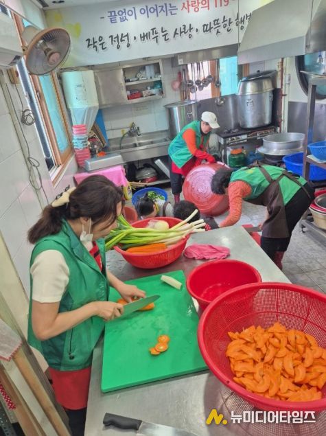 수원시 권선구 평동 새마을지도자부녀회, ‘사랑의 119 음식 음식 나눔’으로 소외 이웃 향한 온기 전달