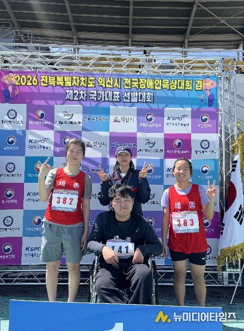 학생 선수단 단체사진(왼쪽 윤태영, 가운데위 이새로미 감독, 가운데아래 최영준, 오른쪽 이신혜 선수)