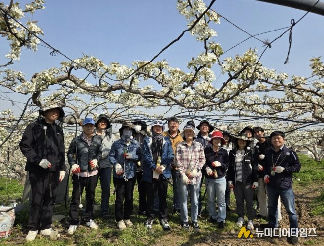 아산시 수도사업소 배꽃 화접 작업 참여 기념사진 촬영