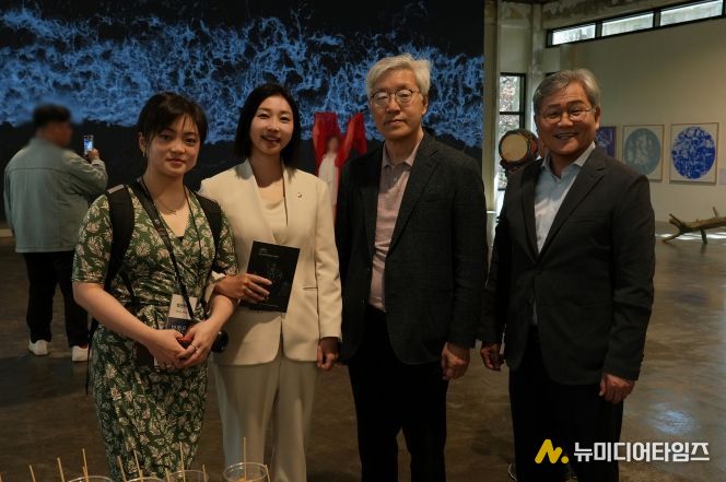 (좌측부터) 박정은 청년작가, 정초립 의원, 탁무권 더숲 대표이사, 서강석 강북문화재단 대표이사