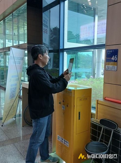 계룡시 관계자가 계룡시청 내 설치된 사물주소판(전동휠체어 급속 충전소)을 점검하고 있다