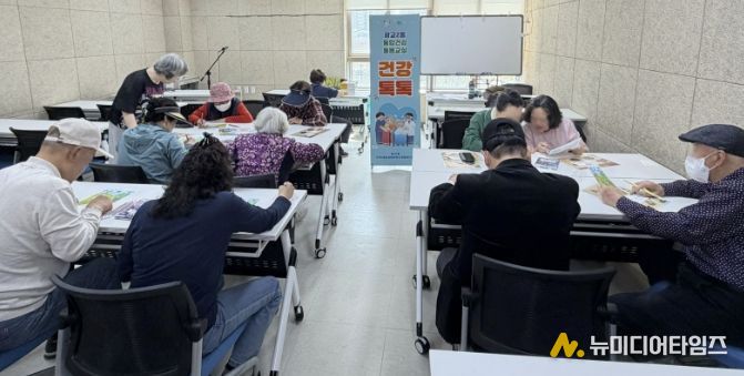 수원시 영통구 광교2동 '건강톡톡!', 당뇨병 교육·컬러매칭 게임으로 고독사 예방 앞장