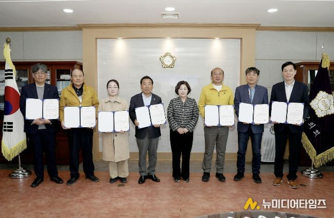 15일 태안군의회 의장실에서 열린 2025회계연도 결산검사위원 위촉식 모습.