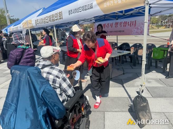 충주시여성단체협의회, 장애인의 날 맞아 ‘이웃사랑 빵 나눔행사’