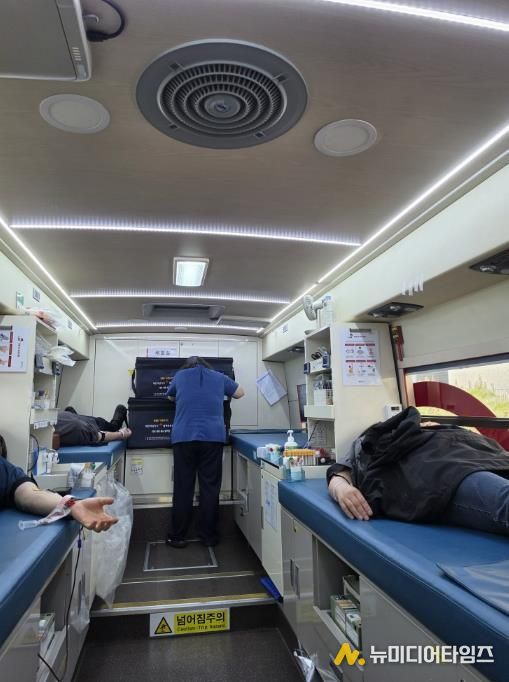 충남교육청 교직원이 헌혈에 참여하고 있는사진