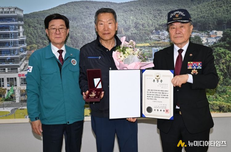(왼쪽부터)정종복 기장군수와 6.25전쟁 참전유공자 故김상오님 유족 김준현님, 백종표 무공수훈자회기장군지회장이 기념촬영을 하고 있다.