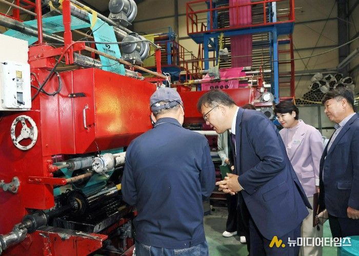 장금용 창원특례시장 권한대행 관내 재생원료 100%사용 종량제봉투 생산 현장 방문