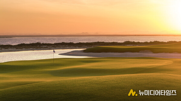 The glorious sunset over the 5th hole at Shura Links