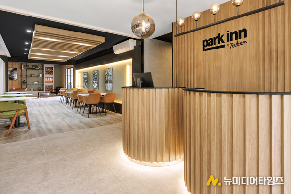 Park Inn by Radisson Melbourne Carlton _ lobby
