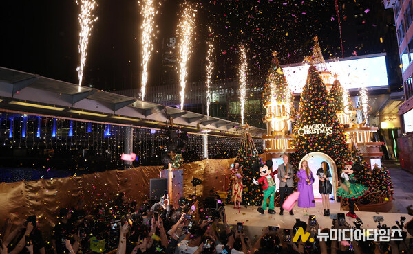 미키 마우스와 미니 마우스가 ‘Magical Christmas @ 하버시티’ 점등식에 참석해, 9미터 높이의 마법 크리스마스 트리를 둘러싸고 수백 명이 모여 축제의 분위기를 즐겼습니다.