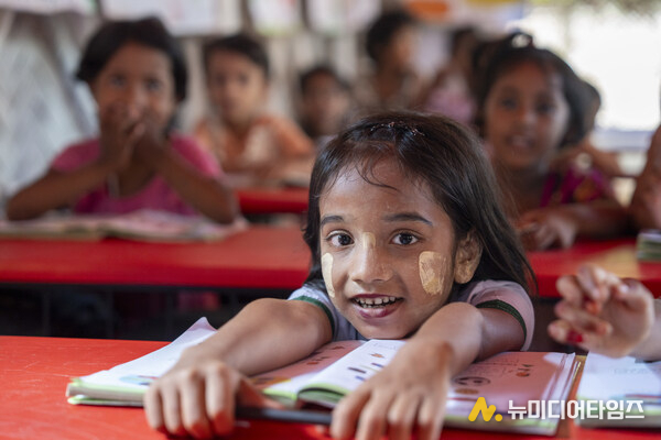 A young Rohingya girl follows a lesson in a temporary learning centre in Cox’s Bazar, Bangladesh – home of the world’s largest refugee camp. © ECW