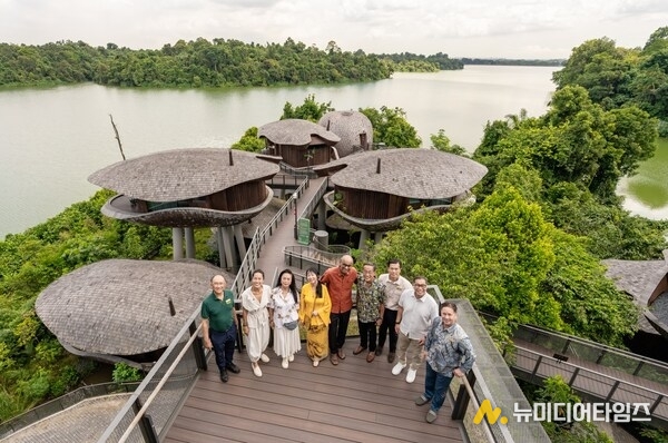 왼쪽부터: 1) 마이클 친(Michael Chin) – 만다이 와일드라이프 그룹 개발 프로젝트 사장; 2) 호렌영 (Ho Ren Yung) – 반얀 그룹 부사장; 3) 클레어 장(Claire Chiang) – 반얀 그룹 공동 창립자 겸 수석 부사장; 4) 제인 이토기(Jane Ittogi); 5) 타르만 샨무가라트남(Tharman Shanmugaratnam) 싱가포르 대통령; 6) 호권핑(Ho Kwon Ping ) – 반얀 그룹 창립자 겸 이사회 의장; 7) 베넷 네오(Bennett Neo ) – 만다이 와일드라이프 그룹 최고경영자; 8) 에디 시(Eddy See ) – 반얀 그룹 사장 겸 최고경영자; 그리고 9) 글렌 쿡(Glen Cook ) – 만다이 레인포레스트 리조트 바이 반얀트리 총지배인