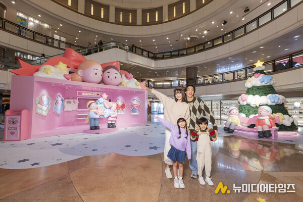 하버시티의 《Threads of Love》 인스톨레이션에서는 Sundae Kids의 거대한 핑크 선물 하우스 《This is for You》와 몽환적인 《Cloud-Kissed》 크리스마스 트리를 함께 만나볼 수 있습니다.