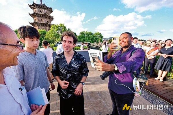 Photo shows a foreign tourist photographing a tourism brochure at the tourist service center in Quanzhou.