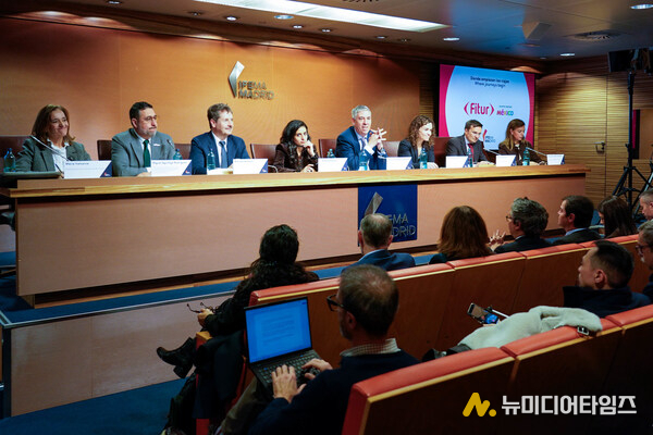 From left to right: María Valcarce, Director of FITUR; Miguel Aguiñiga Rodríguez,Mexico’s Secretariat of Tourism; Mariano de Paco,Community of Madrid; Sheika Alnuwais, Secretary‑General of UN Tourism; José Vicente de los Mozos, Chairman ofIFEMA MADRID; Rosario Sánchez,Ministry of Industry and Tourism; Marco Sansavini, Chair of the FITUR OC and President of Iberia; and Almudena Maíllo, Madrid City Council
