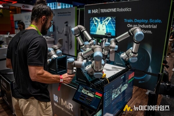 The new UR AI Trainer, developed by Universal Robots and Scale AI, is the first direct lab-to-factory solution for AI model training.